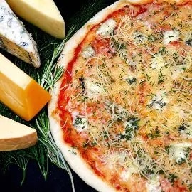 Pizza quattro formaggi (čtyři druhy sýrů)